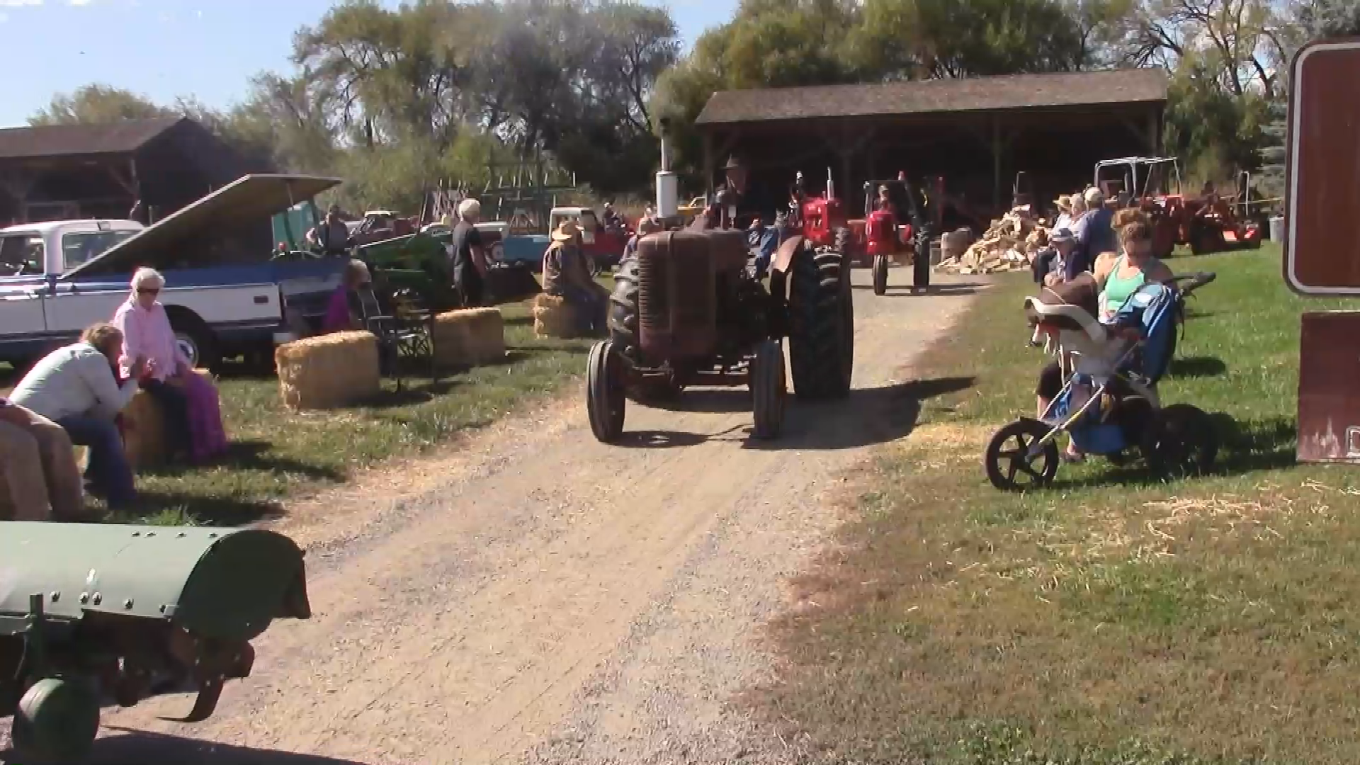 Thumbnail image for Early Iron Club Tractor Parade 2015